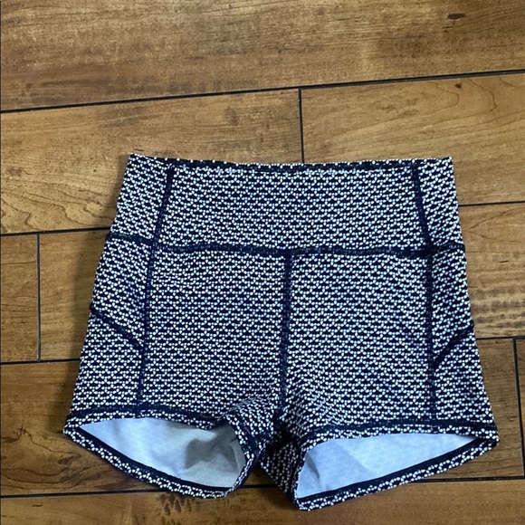 Lululemon Black and White Women's Shorts - Picture 1 of 4